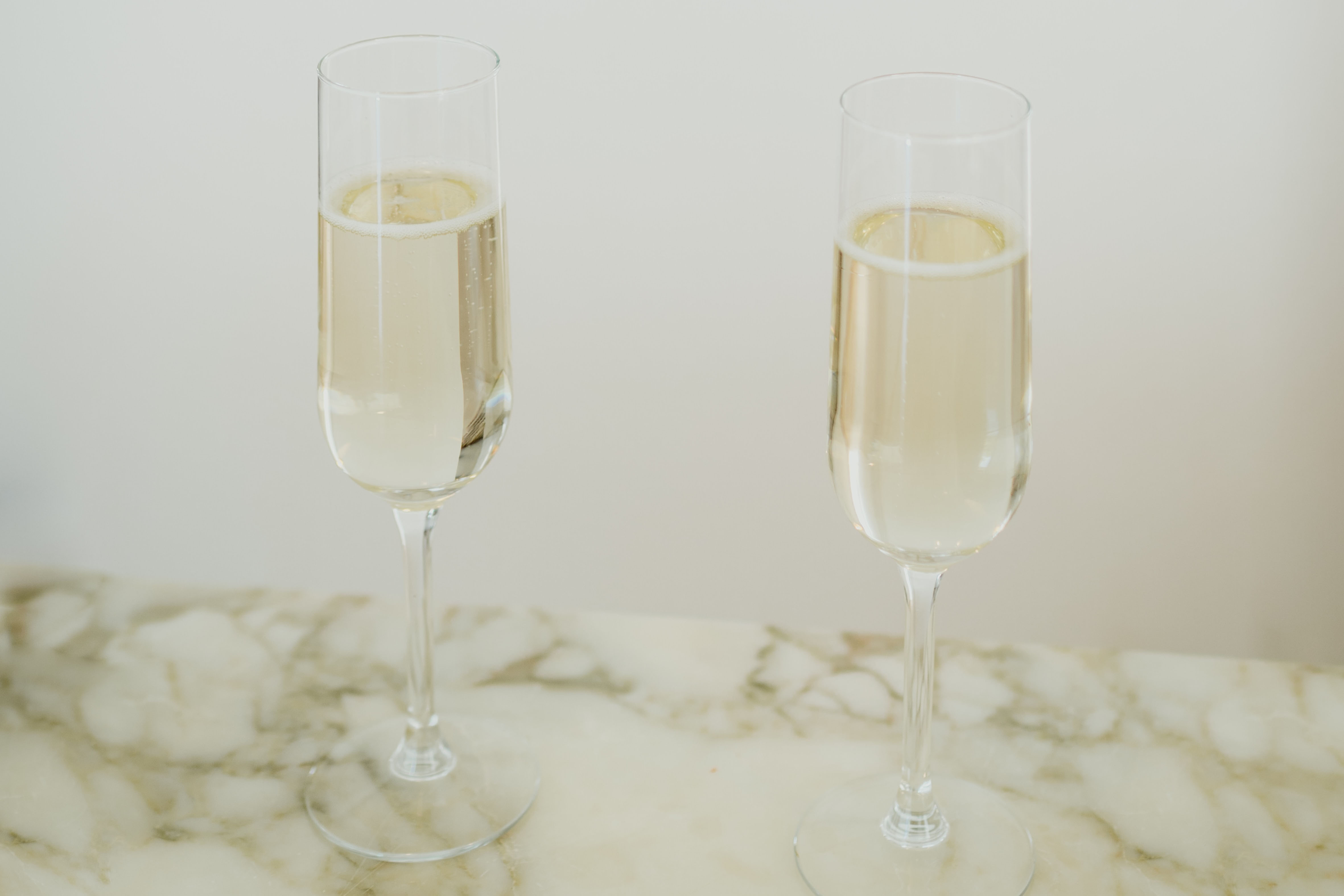 Шампанское в двух бокалах