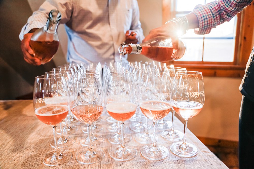 Бокалы розового вина