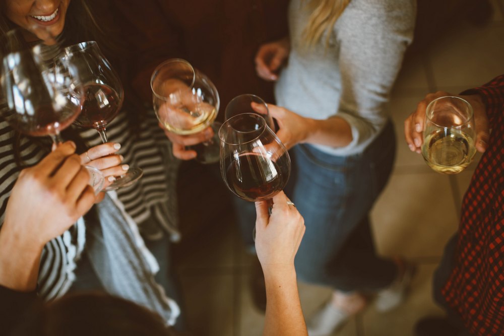 Как правильно держать винный бокал?
