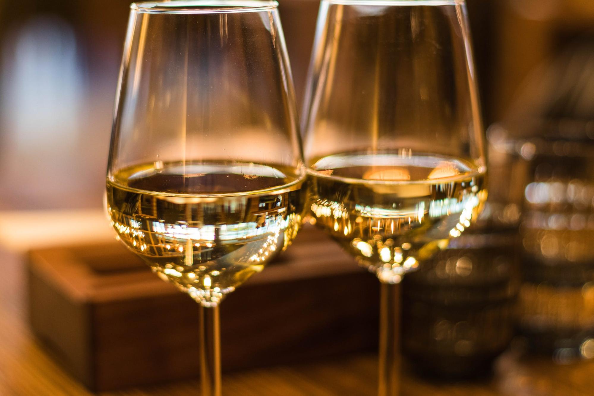 Вино в двух бокалах
