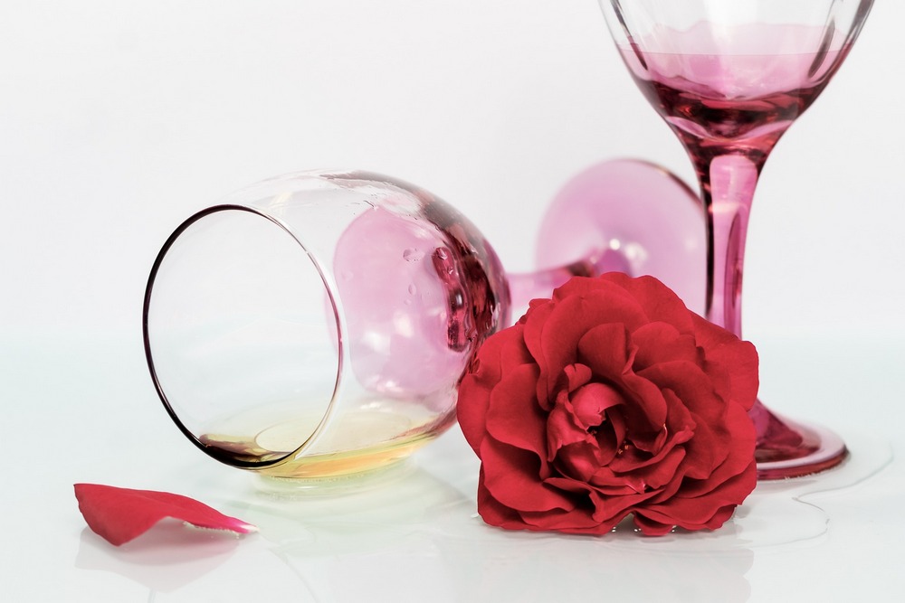 Роза и бокалы вина
