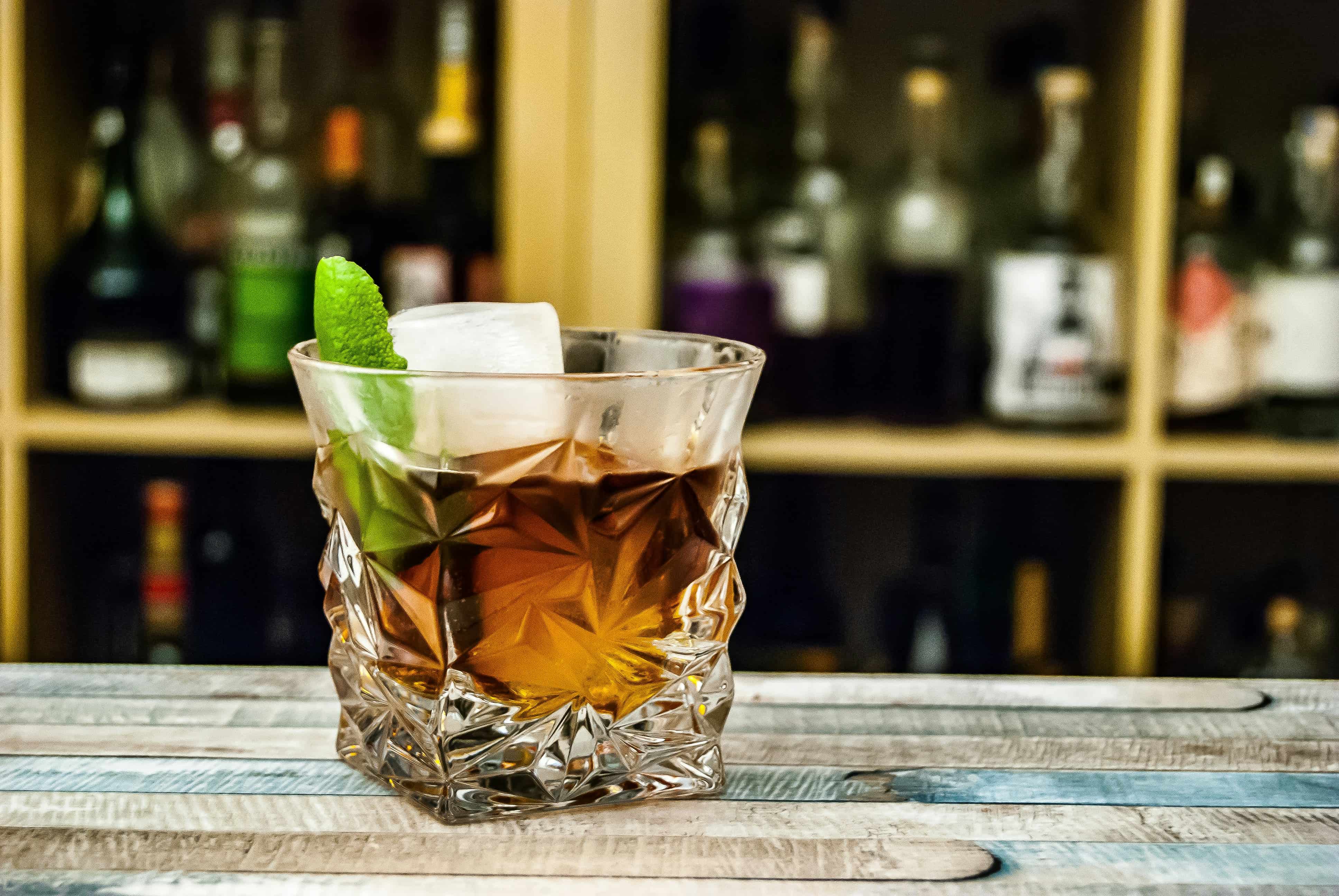 Мятный коктейль Куба либре в стакане
